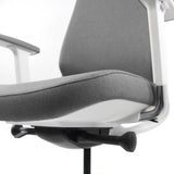 Grå sits och ryggstöd på Professionell kontorsstol CHIARO T4 WHITE från hjh OFFICE