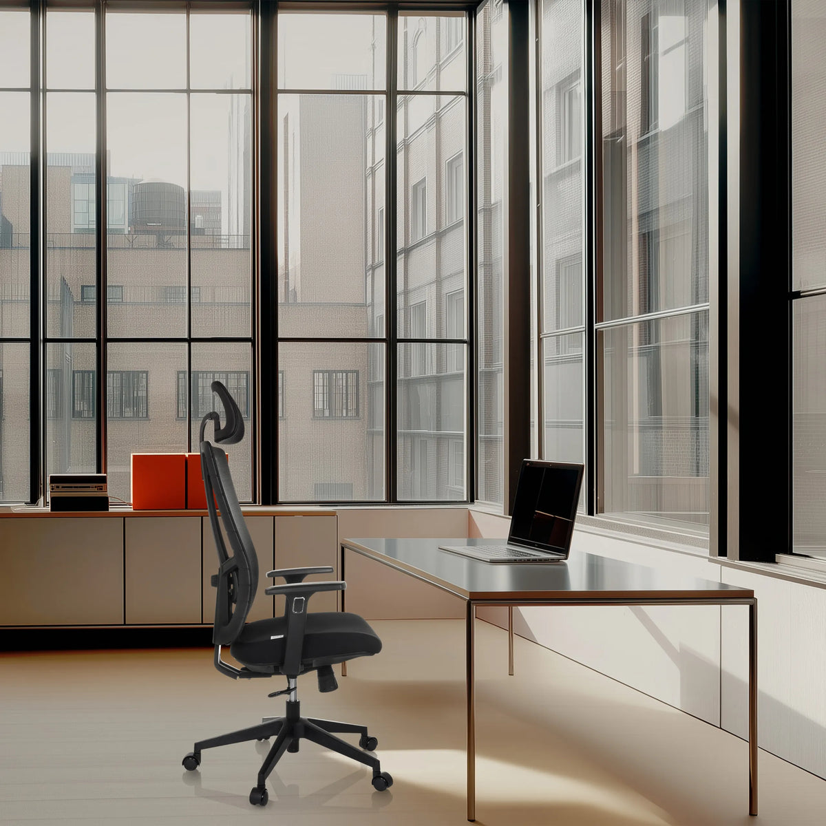 Svart professionell kontorsstol TRAMORE med nackstöd och armstöd vid ett skrivbord framför ett fönster från hjh OFFICE