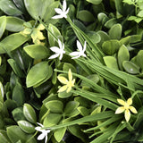 Gröna blad med små vita och gula blommor från Växtmatta LEAFLUXE WALL 2 från hjh LIVING