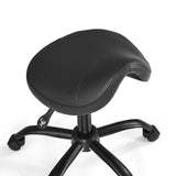 Sits på den svarta Sattix sadelpallen med gasfjäderhäv och femstjärnig fotkorsbas på hjul från hjh OFFICE