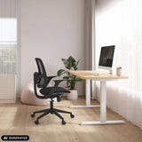 Home Office kontorsstol Malio i svart vid ett höjdjusterbart skrivbord från hjh OFFICE (AI-genererad bild)