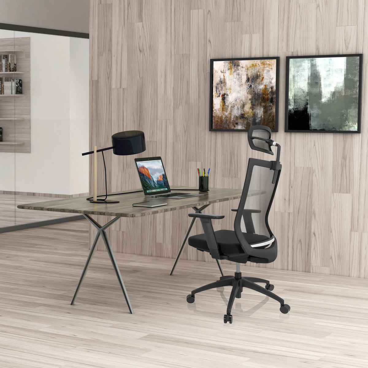 Svart Professionell kontorsstol ASPEN PRO med nätryggstöd och nackstöd vid ett skrivbord från hjh OFFICE