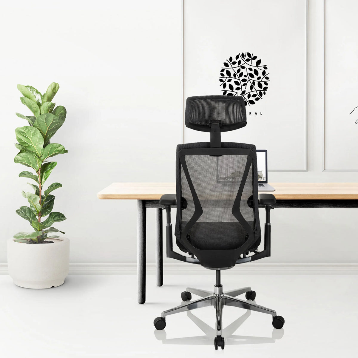 Hög kontorsstol INSPERO i svart med nätryggstöd och nackstöd från hjh OFFICE