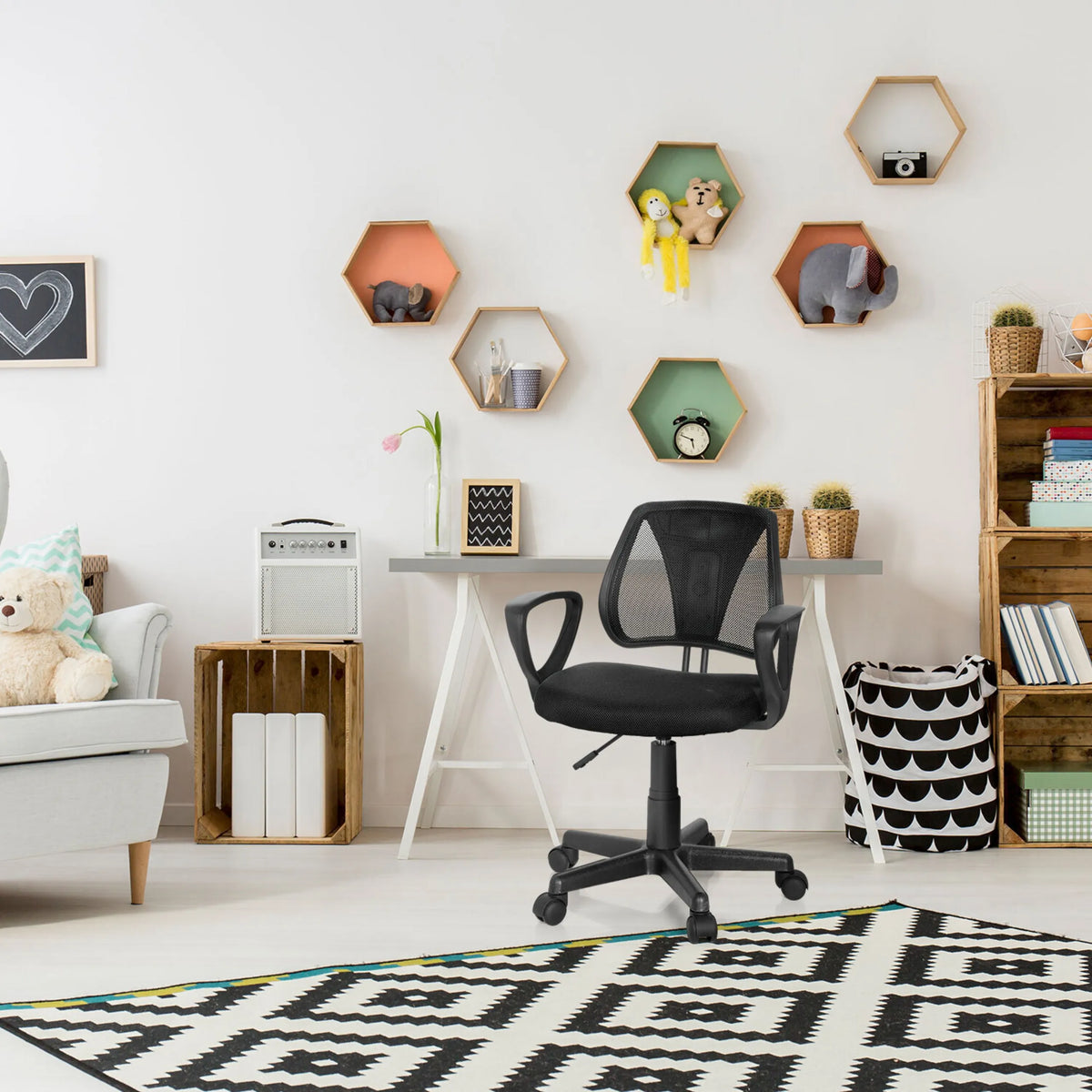 Svart KIDDY CD snurrstol för barn med nätryggstöd och armstöd i ett barnrum från hjh OFFICE