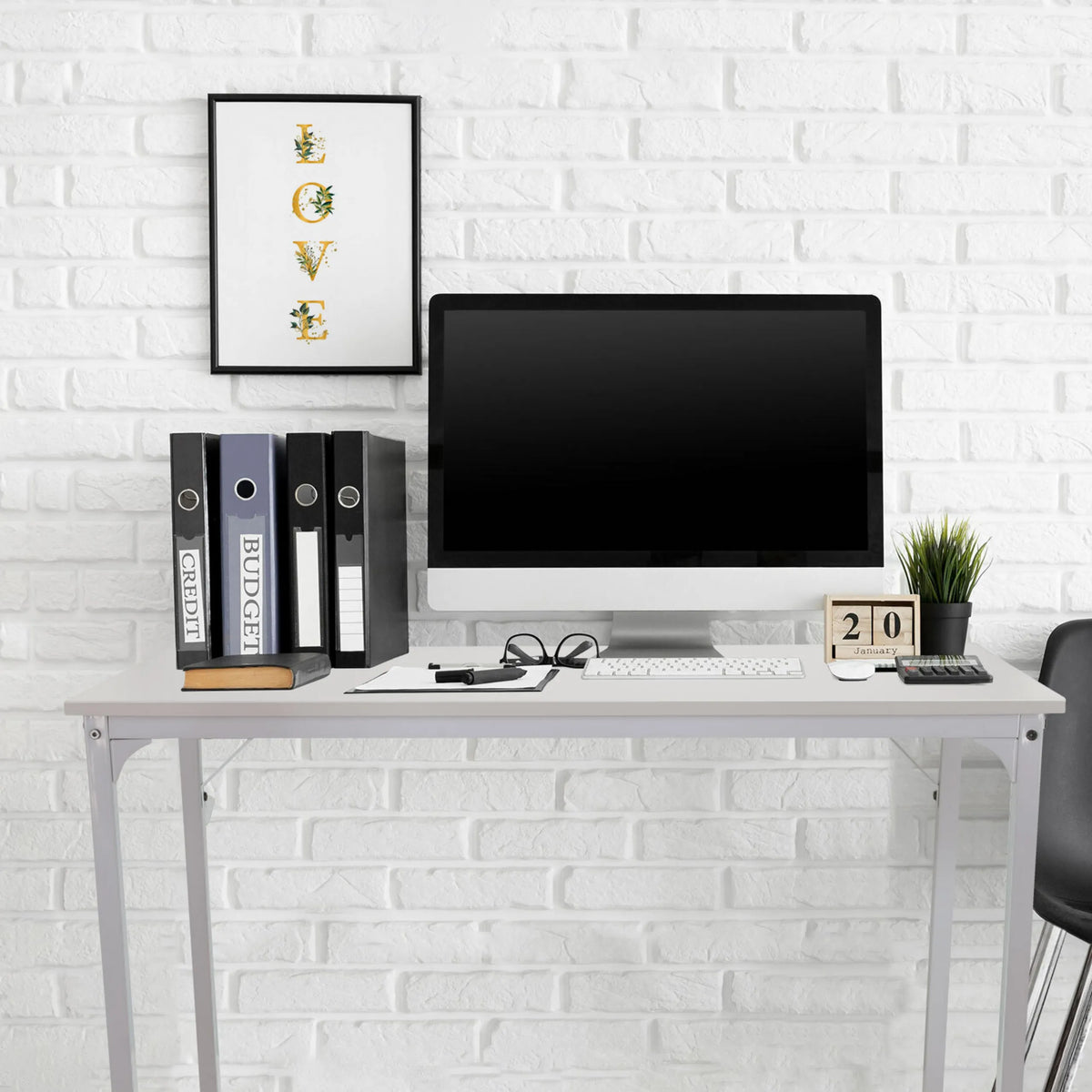 Vitt skrivbord WORKSPACE I med måtten 100 × 50 cm framför en vit tegelvägg från hjh OFFICE