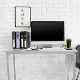 Vitt skrivbord WORKSPACE I med måtten 100 × 50 cm framför en vit tegelvägg från hjh OFFICE