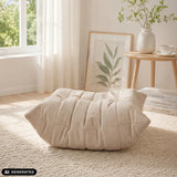 Beige sittsäck Sitzolo Podi med quiltad struktur på en ljus matta från hjh LIVING (AI-genererad bild)