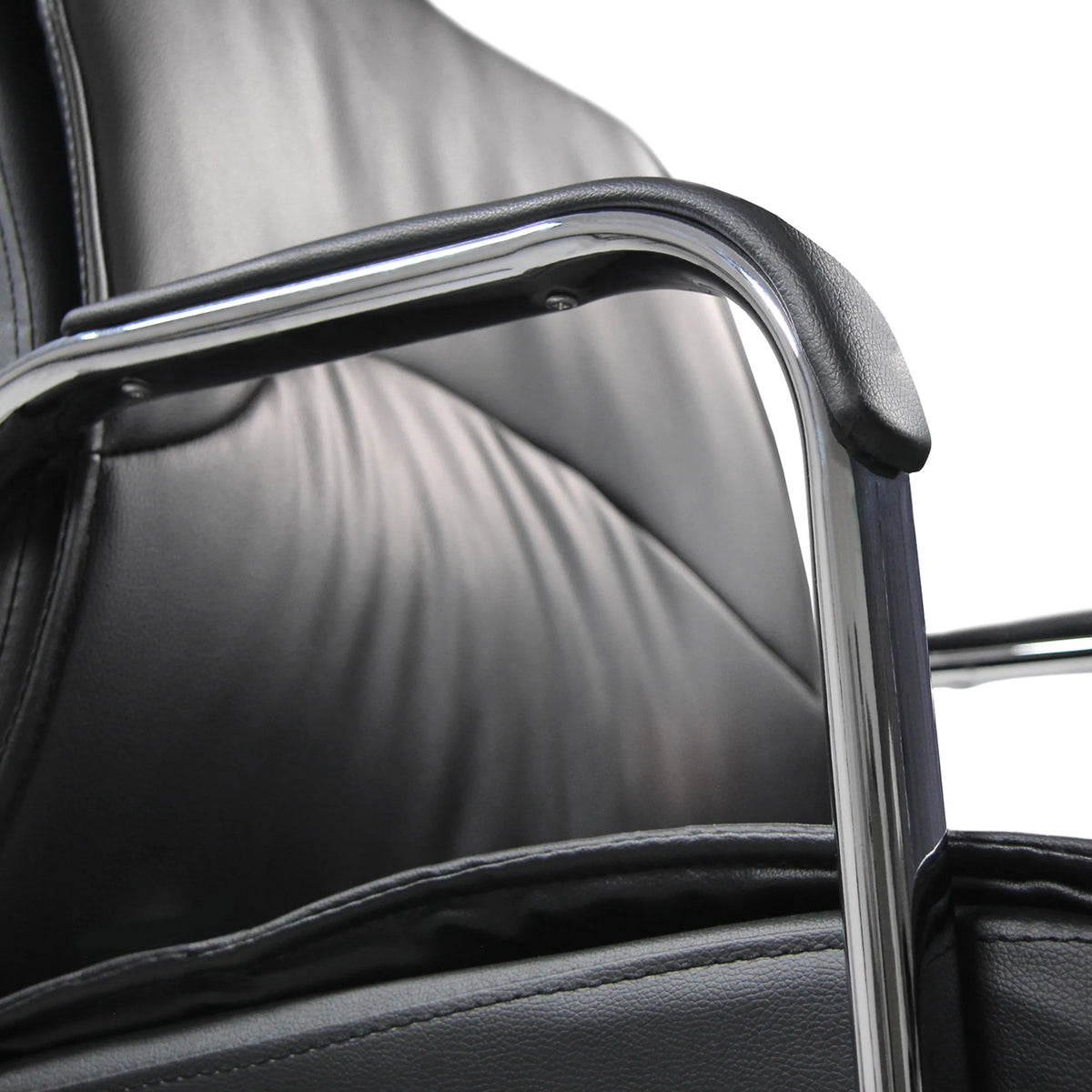 Verchromte Armlehne mit schwarzer Kunststoffauflage des Freischwingers SOVRANO V von hjh OFFICE