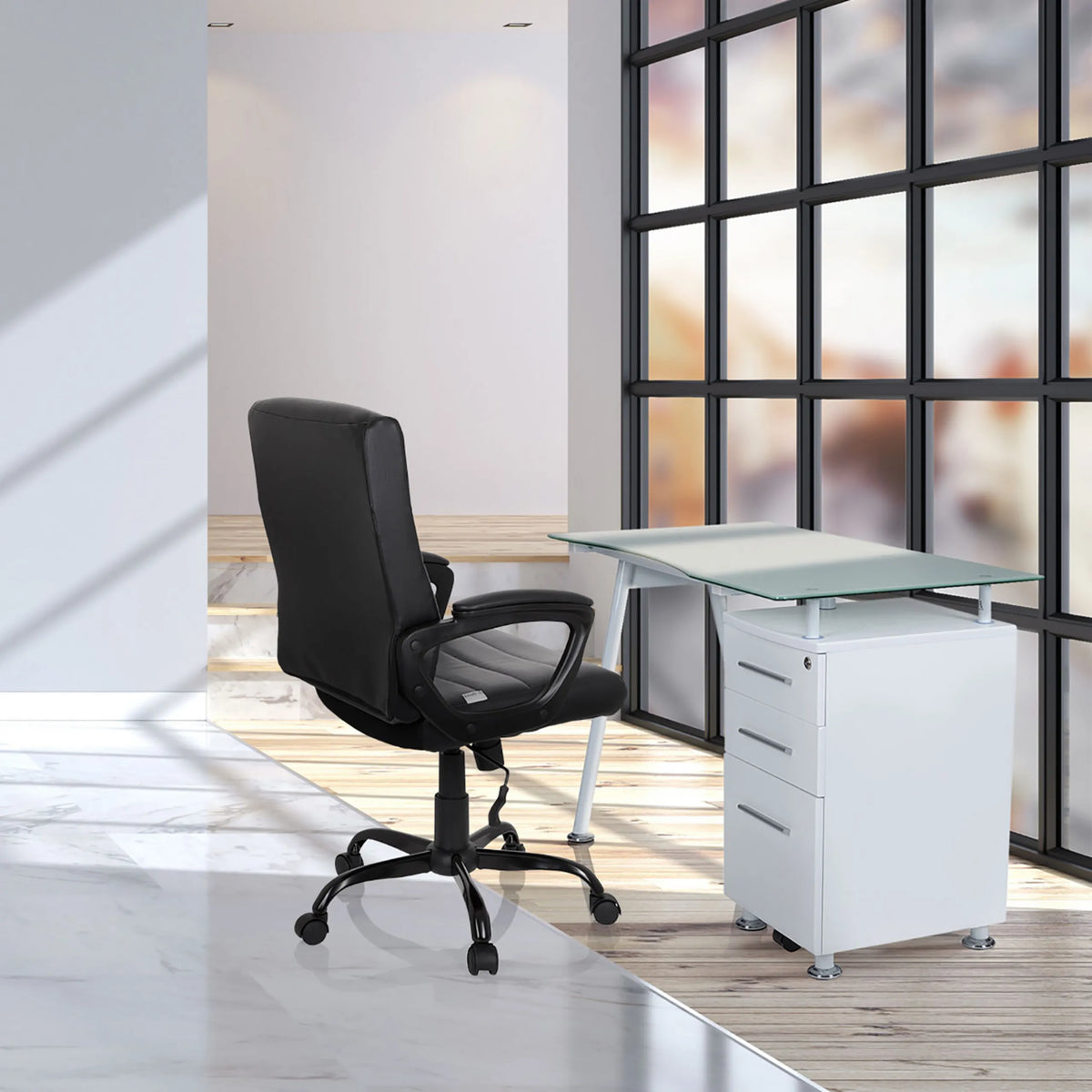 Home Office chefsfåtölj ERGOSMOOTH BIG i svart vid ett vitt skrivbord med glasskiva från hjh OFFICE