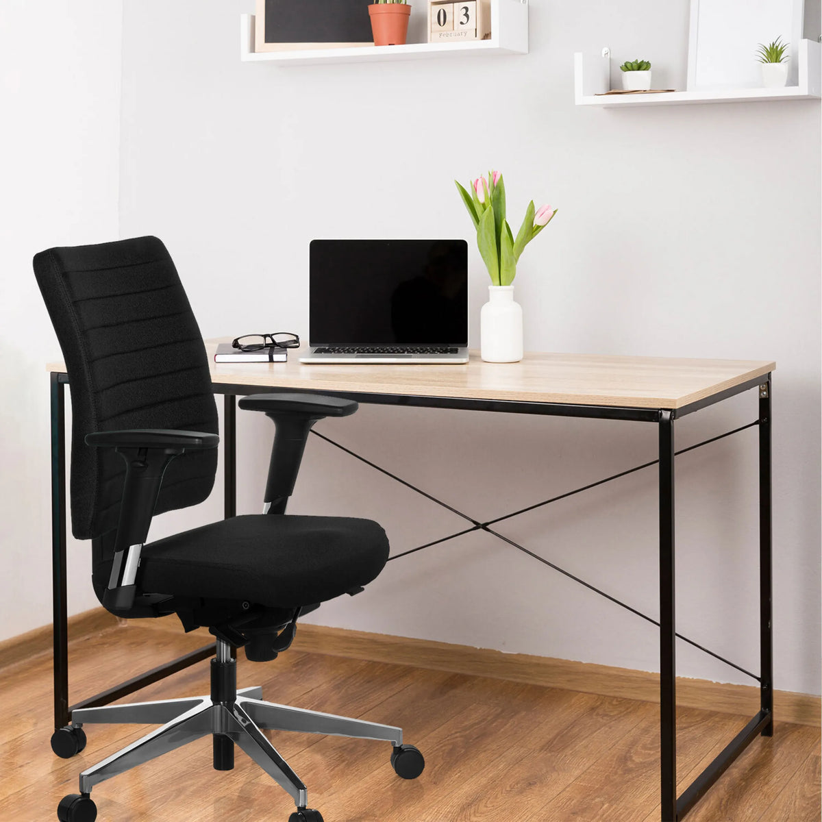 Professionell kontorsstol PRO-TEC 350 i svart med armstöd vid ett skrivbord från hjh OFFICE