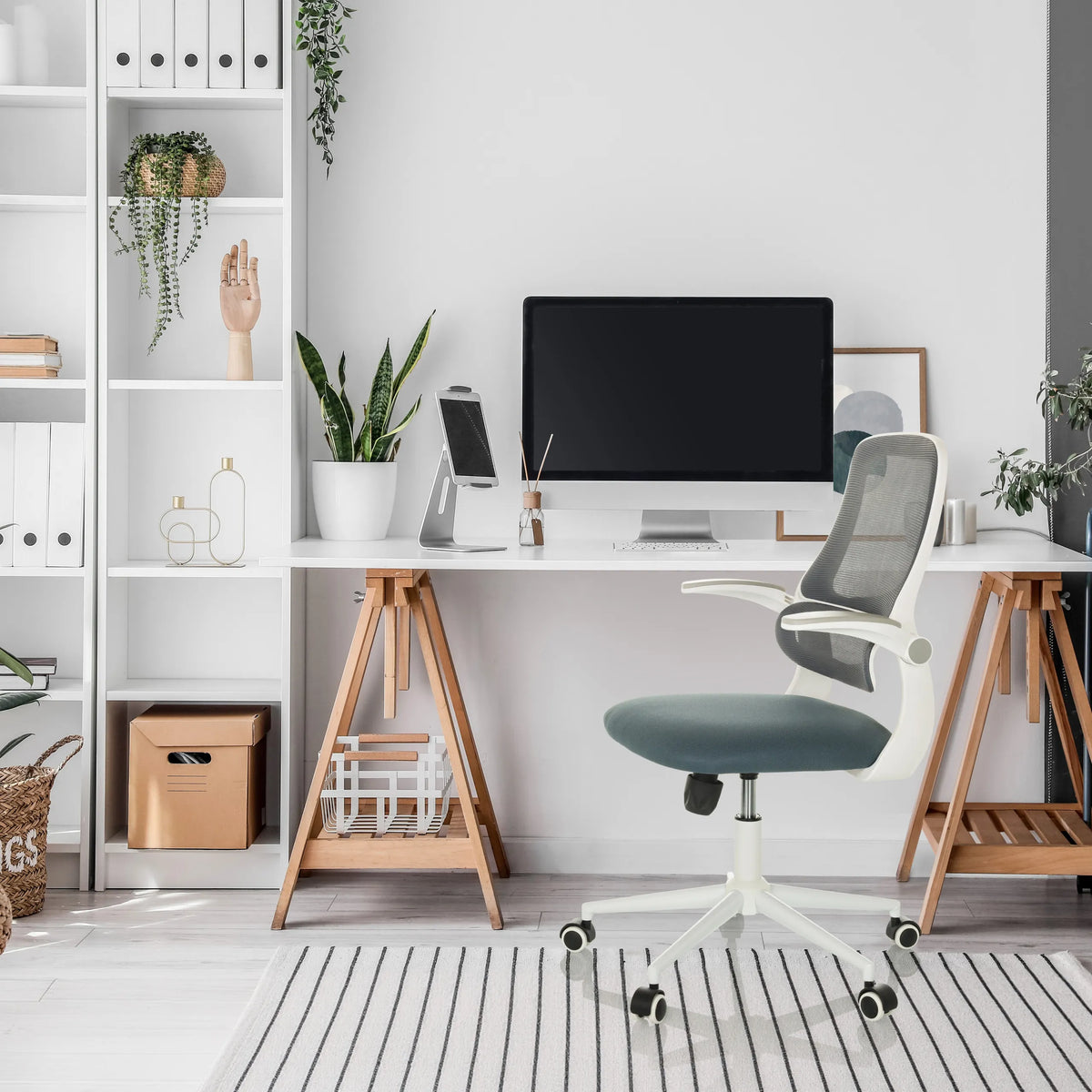 Grå Home Office kontorsstol MIKO W ECO med nätryggstöd och vita armstöd från hjh OFFICE