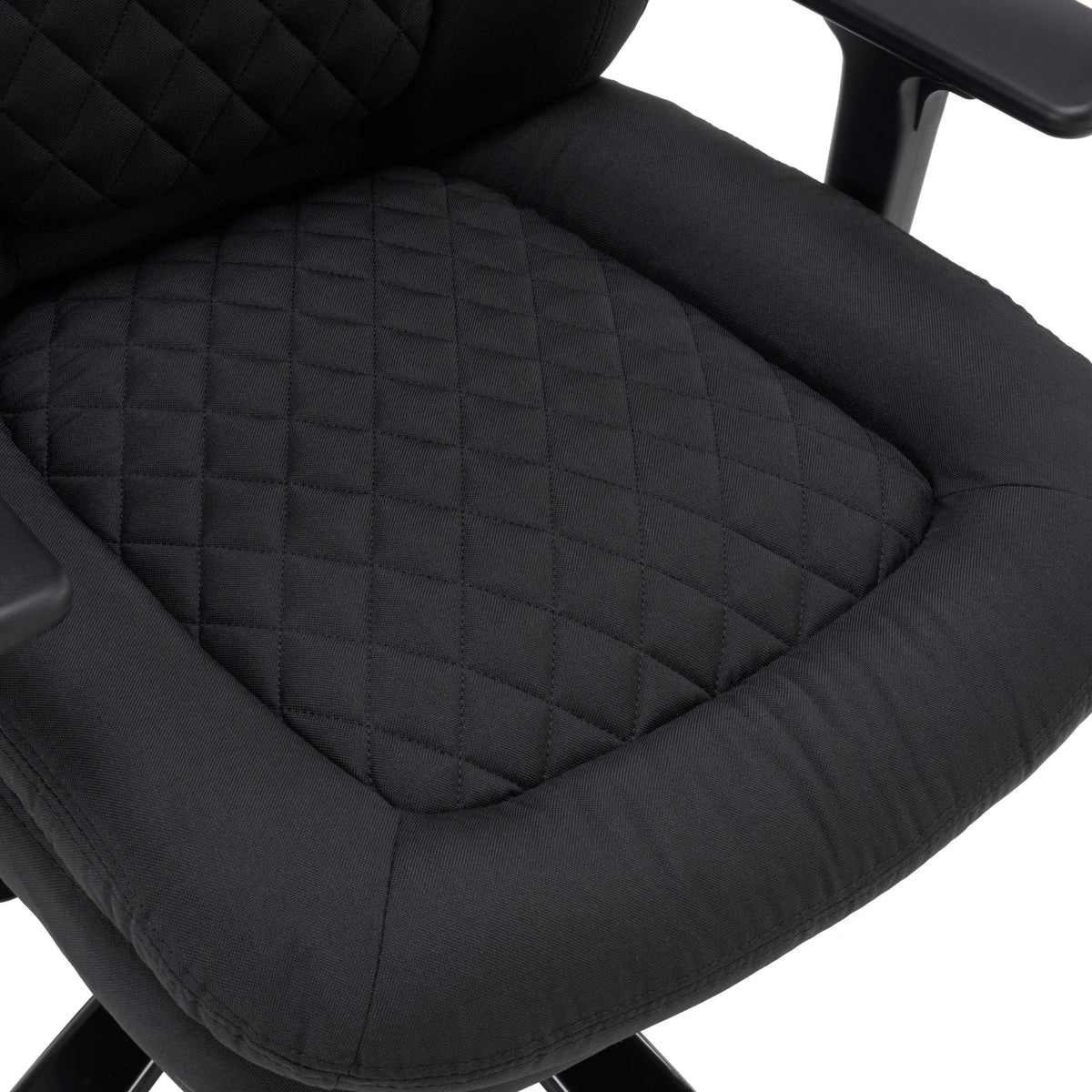 Kviltad struktur på den svarta tygklädseln på sitsen av XXL Pullmann Gen2 snurrstolen från hjh OFFICE