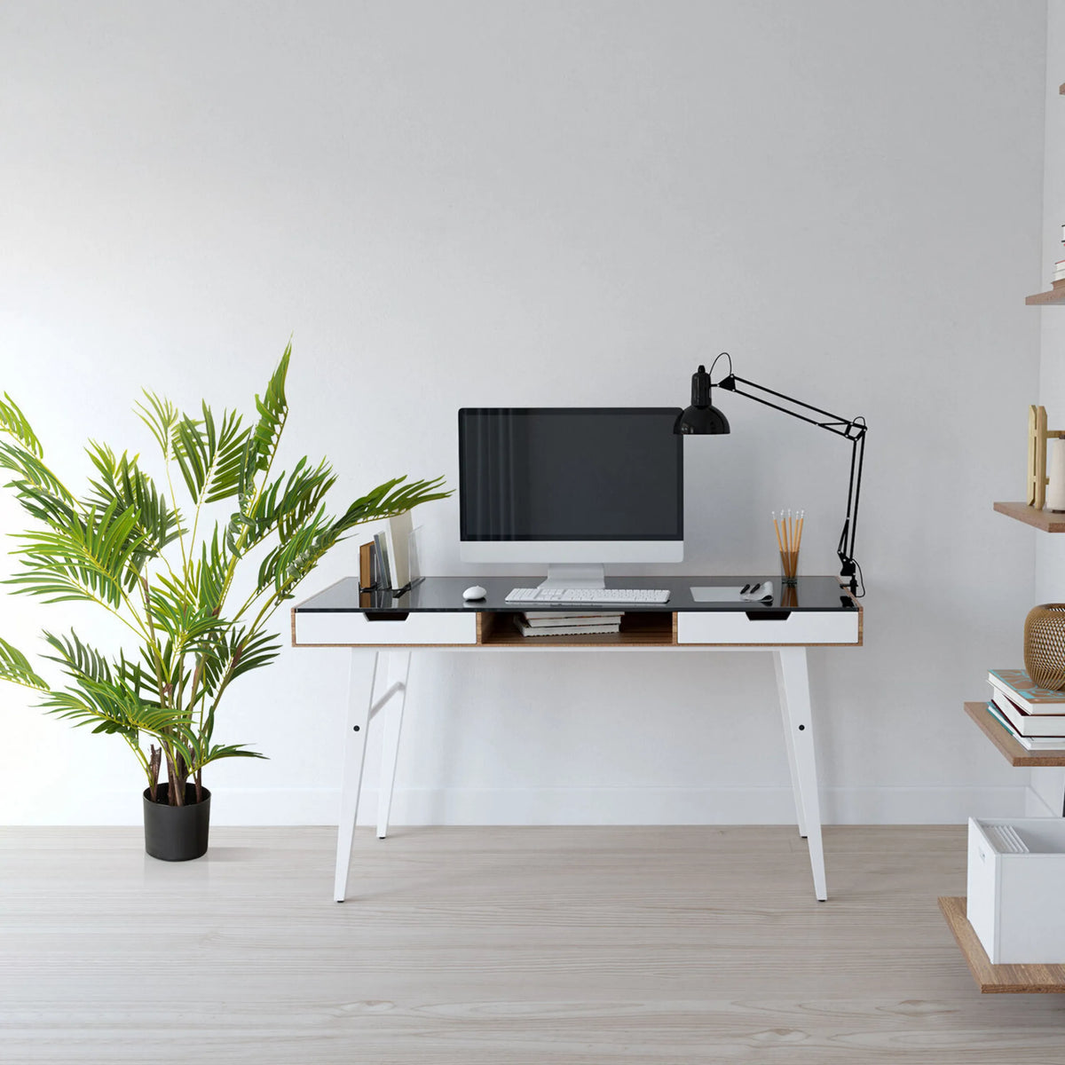 Konstgjord växt ARECA I i grön färg i en enkel svart kruka bredvid ett skrivbord från hjh OFFICE