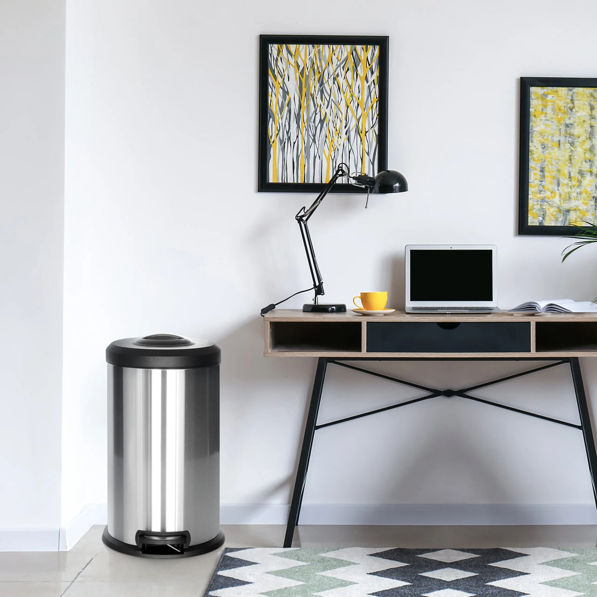 Silverfärgad papperskorg CLEAN X med 40 liters kapacitet och pedal från hjh OFFICE