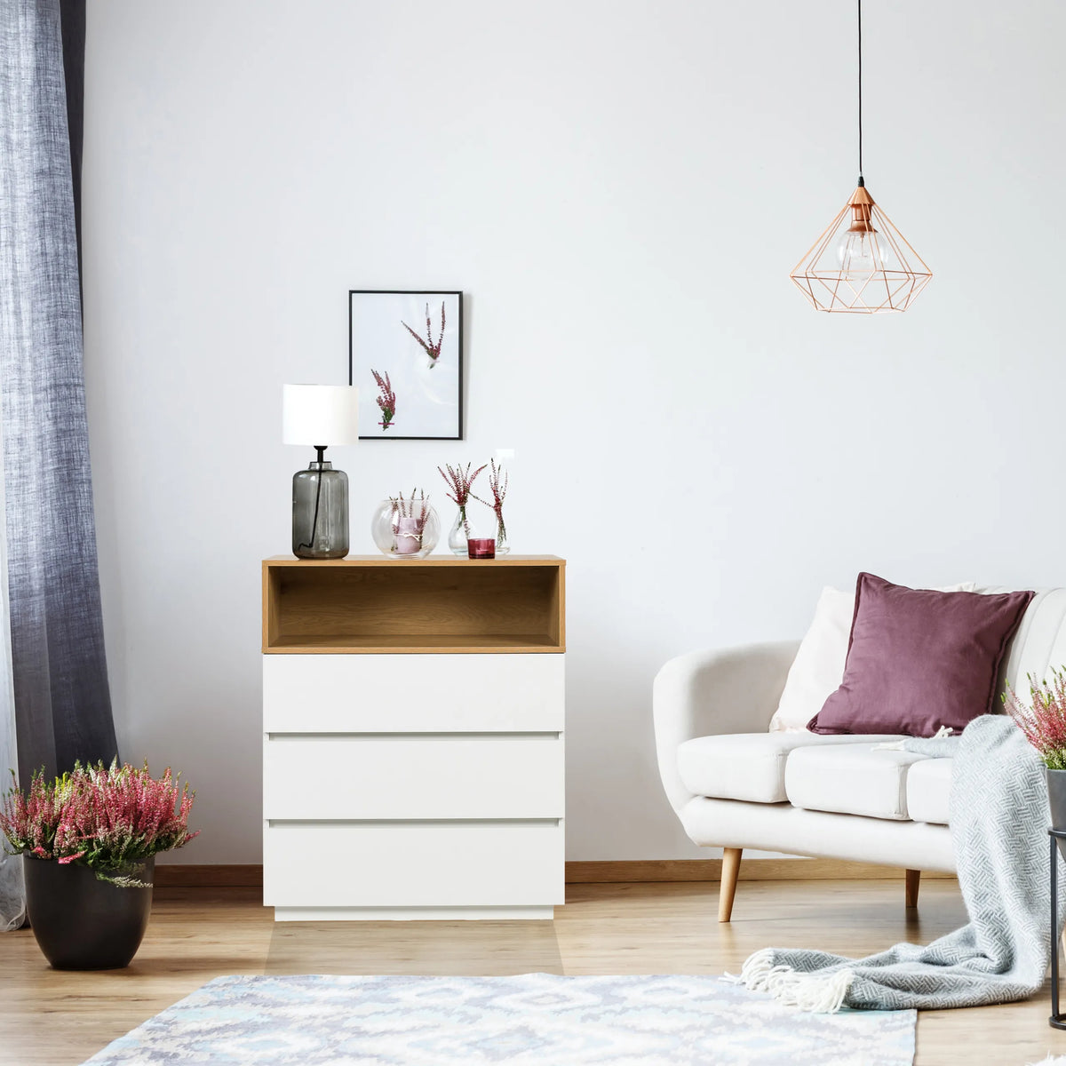 Byrå MELMO K i vitt och ek med tre lådor och ett öppet fack från hjh LIVING