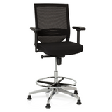 Svart Bardiskstol TOP WORK 77 med nätrygg, fotring och fem glidskydd från hjh OFFICE – 360-gradersvy (framifrån 20°)