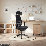 Svart professionell kontorsstol Skandis Pro med nackstöd i ett hemkontor från hjh OFFICE (AI-genererad bild)