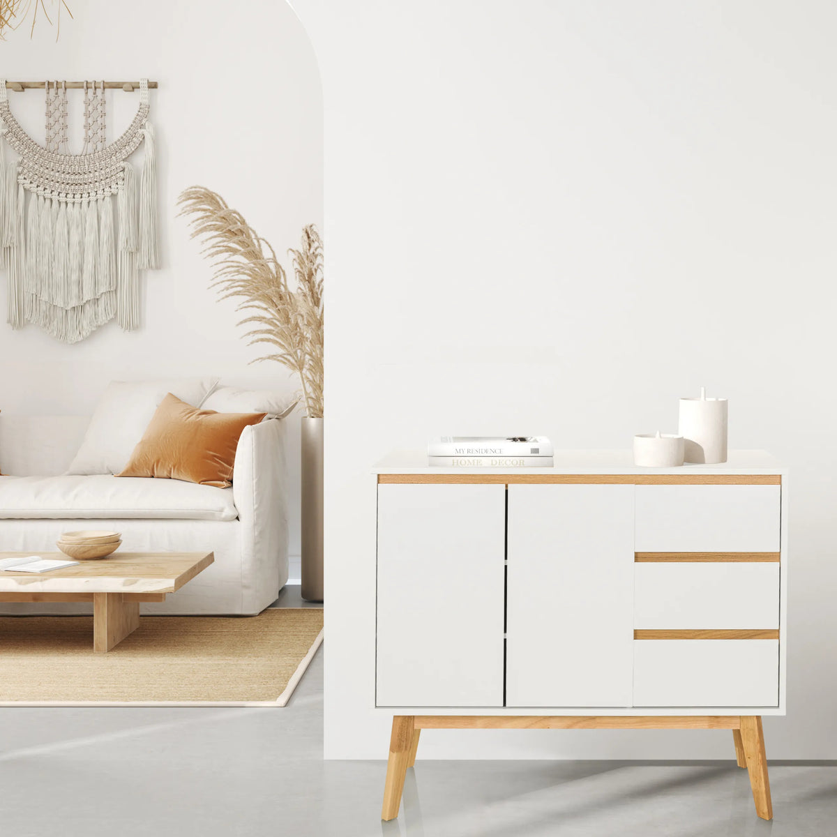 Vitt sidobord TAROLO I med tre lådor och två dörrar på träben från hjh LIVING