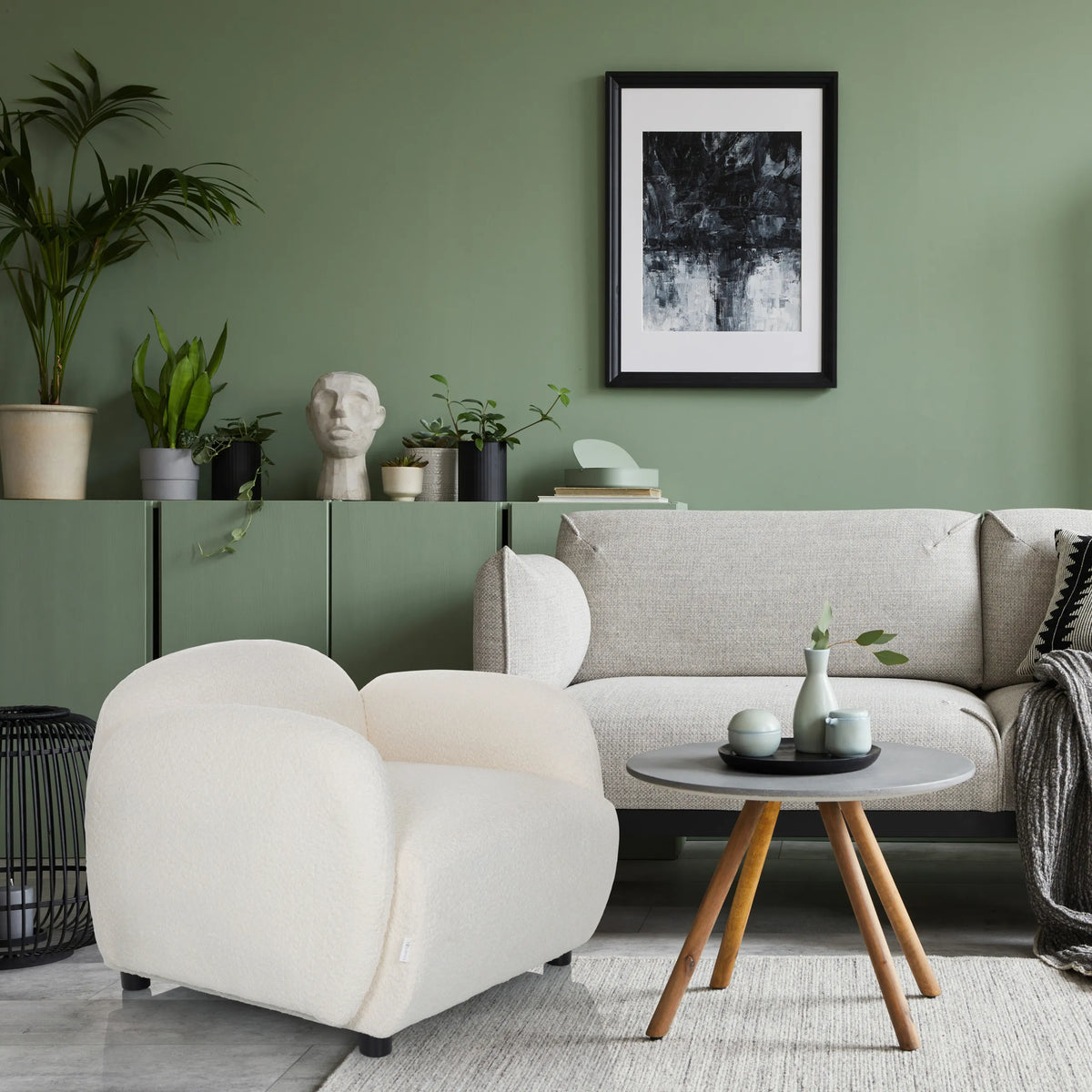 Vit Loungefåtölj VERDUNA med svängd form och strukturerat överdrag från hjh LIVING