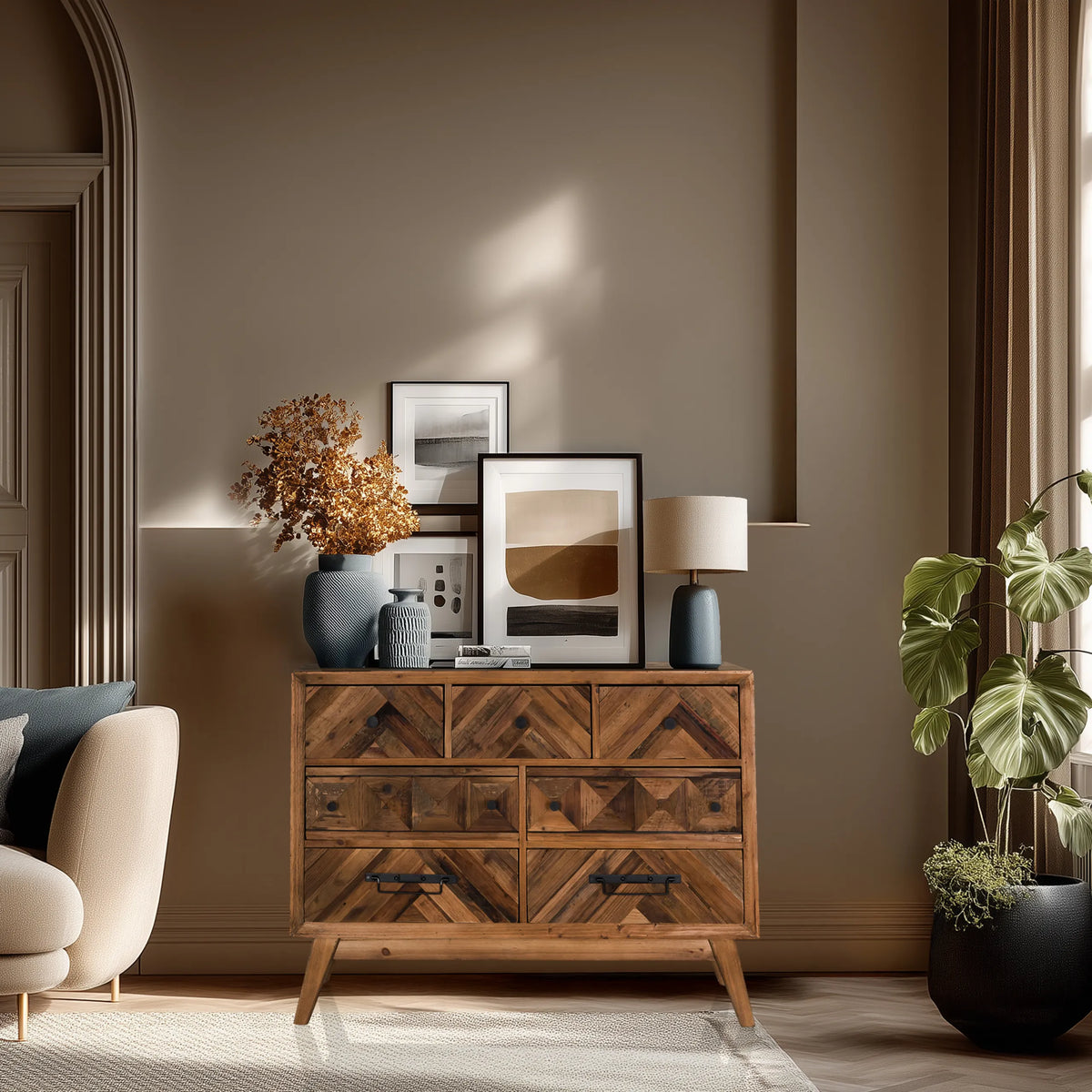 Sidobord SANTJAGO WOOD XL i mörkbrunt trä med fiskbensmönster och svarta handtag från hjh LIVING