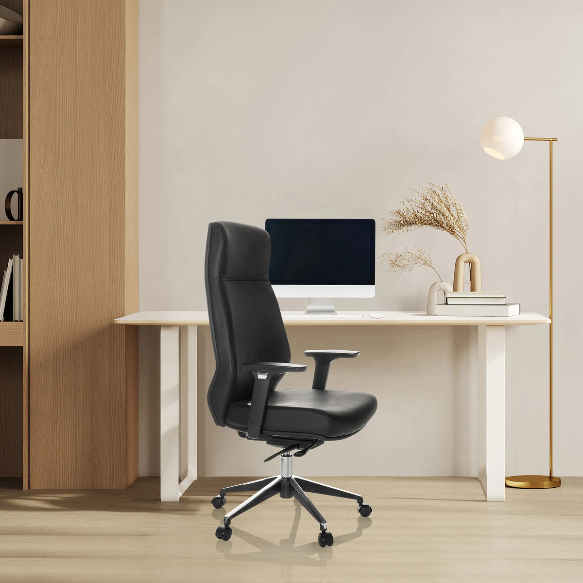 Svart Professionell chefsfåtölj VITORO ECO med armstöd och hjul vid ett skrivbord från hjh OFFICE