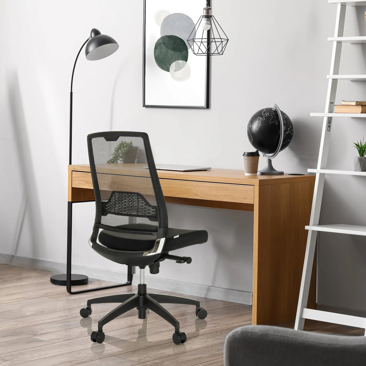 Svart Professionell kontorsstol PORTO ECO I med nätryggstöd vid ett skrivbord i trä från hjh OFFICE