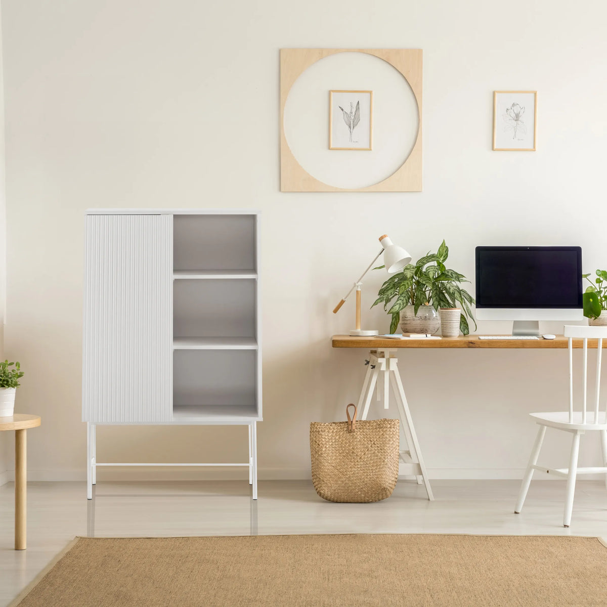 Grå hylla SIO med en stängd dörr och två öppna hyllplan från hjh LIVING