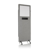 Ljusgrå skärmvägg FLEXMIUT WB med integrerad whiteboard och hjul från hjh OFFICE – 360-gradersvy (framifrån 15°)