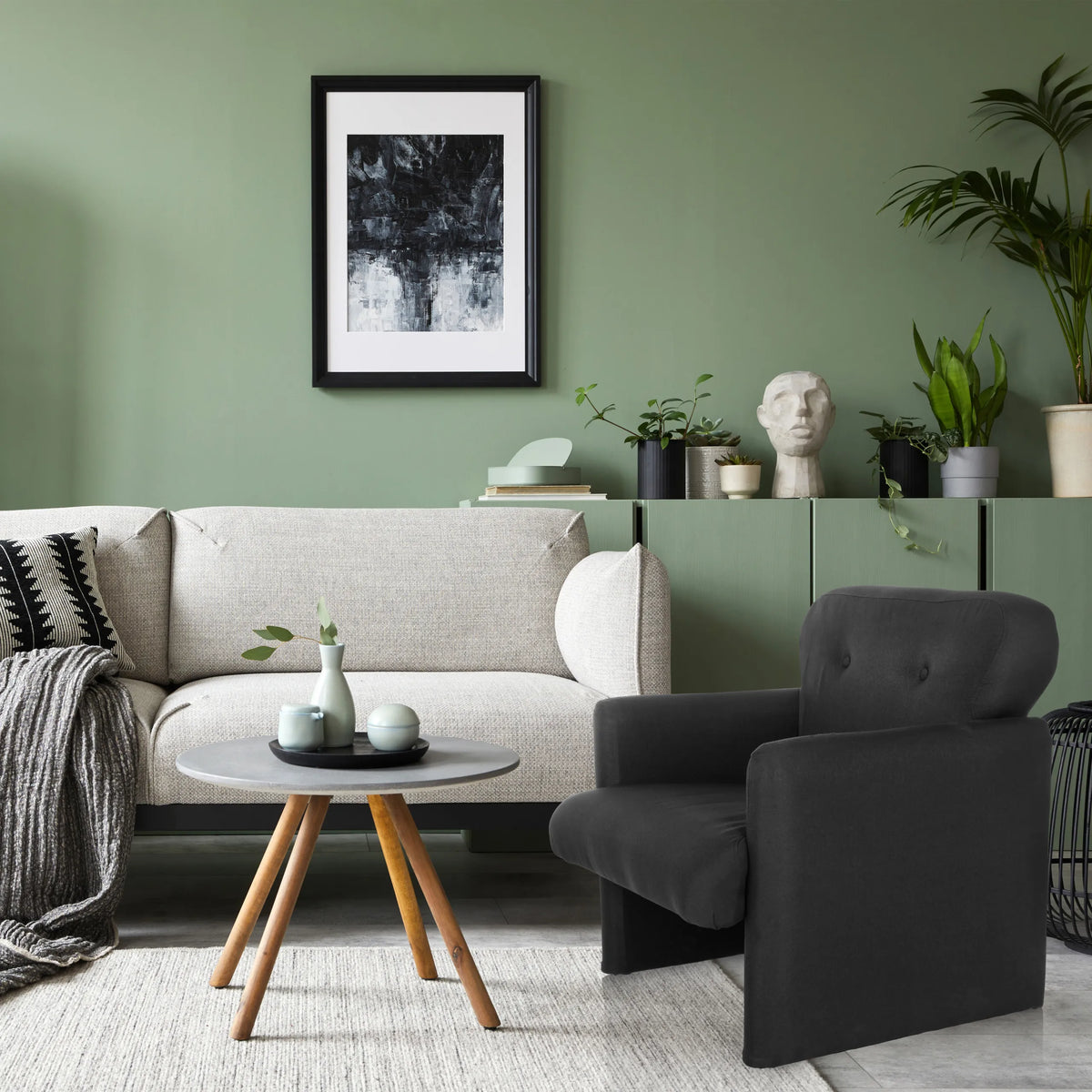Svart Loungefåtölj CARIPITO med tygbeklädnad i en vardagsrumsmiljö från hjh LIVING