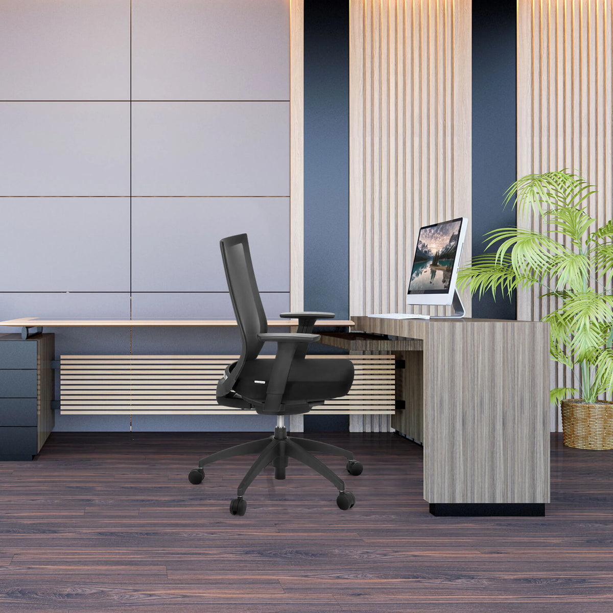 Svart Professionell kontorsstol ASPEN med nätryggstöd vid ett skrivbord från hjh OFFICE