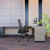 Svart Professionell kontorsstol ASPEN med nätryggstöd vid ett skrivbord från hjh OFFICE