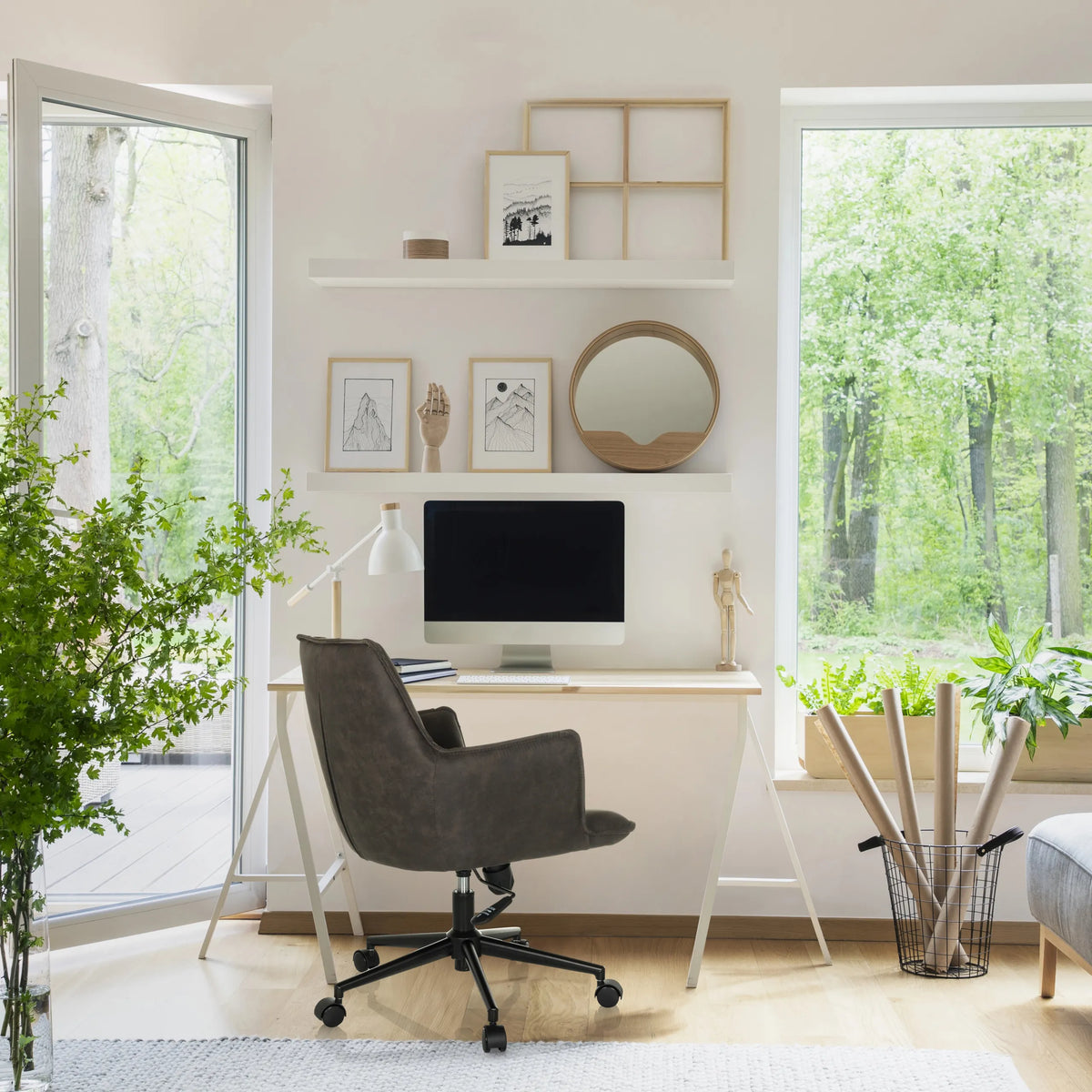 Home Office kontorsstol SOLAO LIFE i mörkgrått vid ett vitt skrivbord från hjh LIVING