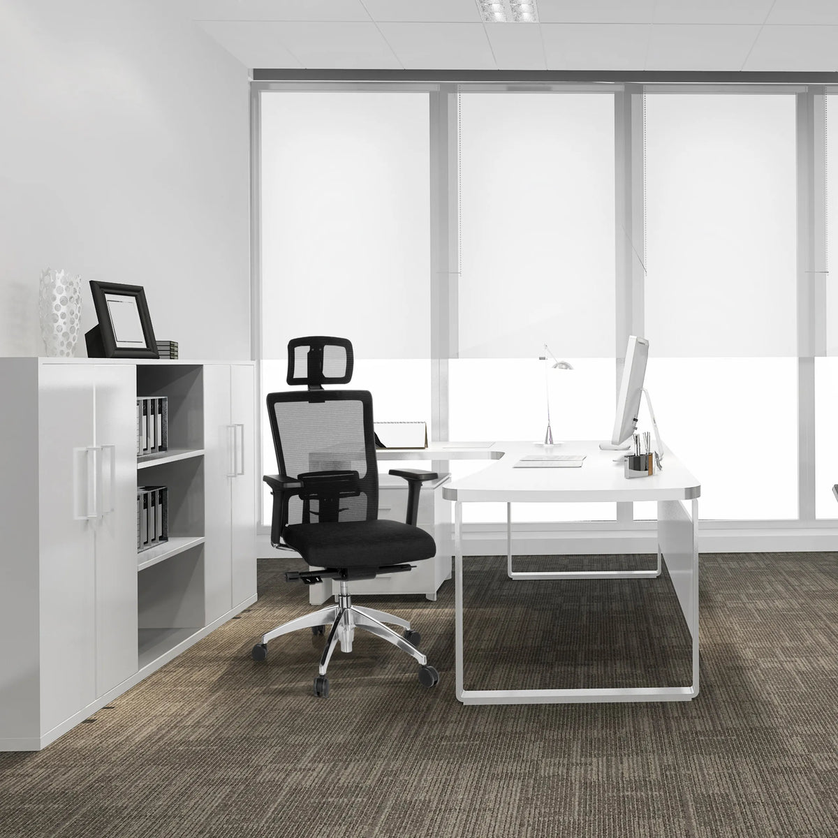 Svart Professionell kontorsstol ASTRA LUX med nätrygg och nackstöd från hjh OFFICE