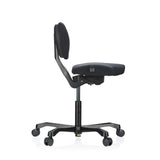Sidovy av EvoShift knästol i svart med hjulkors och vadderad sits från hjh OFFICE
