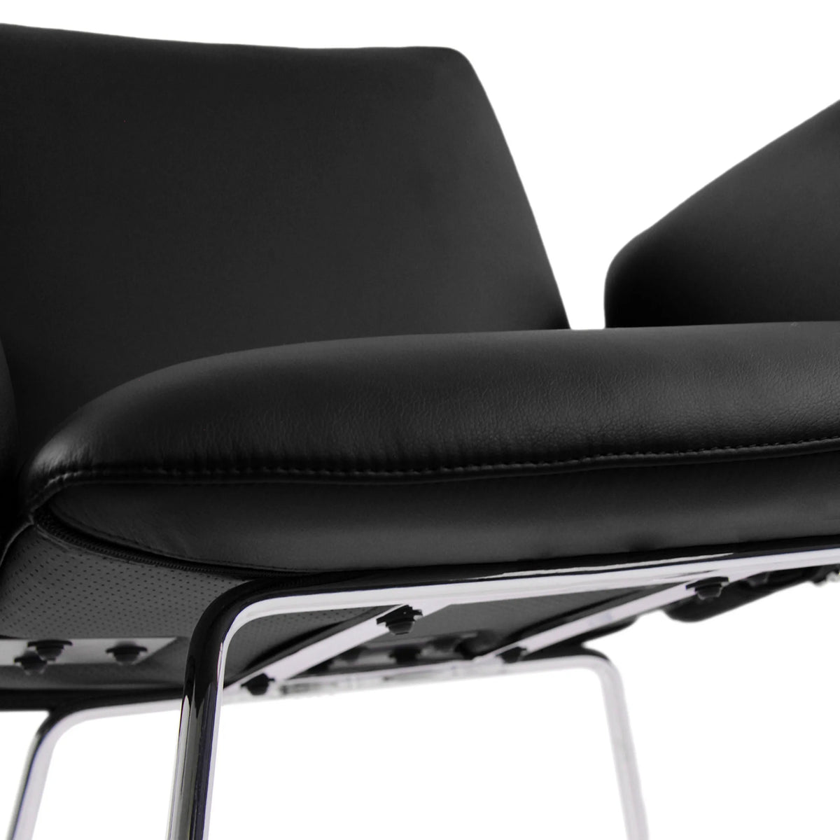 Sits och kromunderrede på den stoppade stolen DESIGNIA V i svart från hjh OFFICE