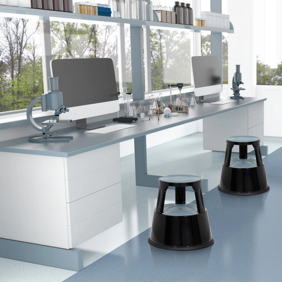 Svart stegpall TIO-M II med rund ståyta och handgrepp från hjh OFFICE