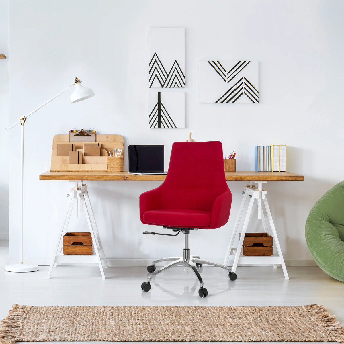 Röd Home Office kontorsstol SHAKE 100 med stjärnfot och hjul framför ett skrivbord från hjh OFFICE