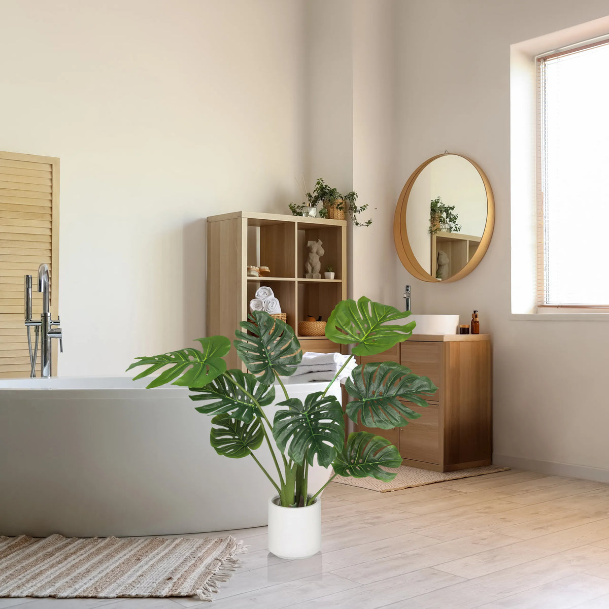 Grön konstgjorda växter MONSTERA I i en vit kruka i ett badrum från hjh OFFICE