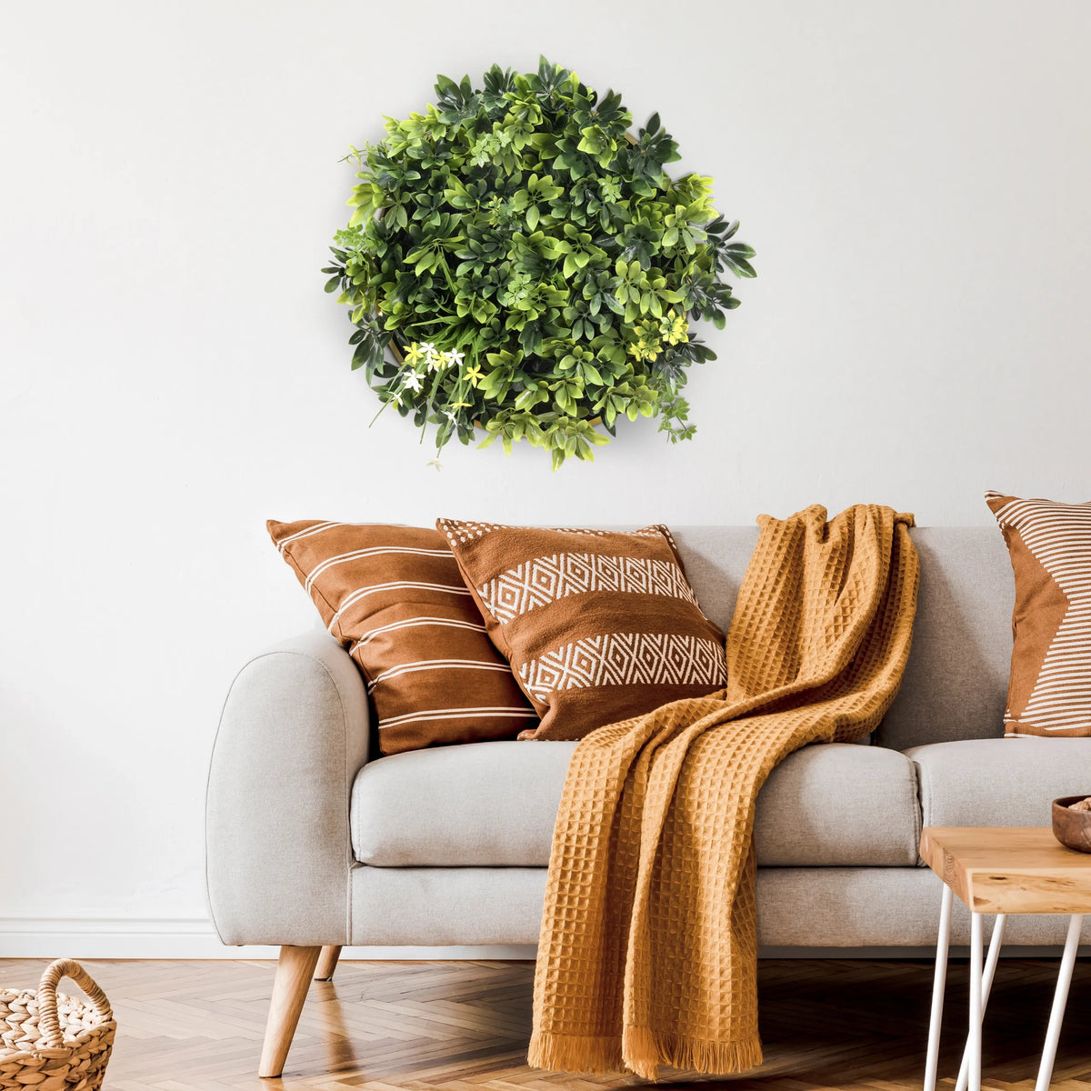 Grön Växtmatta LEAFLUXE WALL 2 som cirkulär väggdekoration över en soffa från hjh LIVING