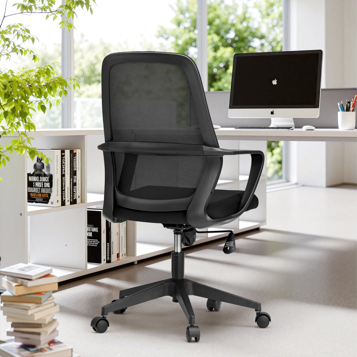 Svart Home Office kontorsstol Explorer med nätryggstöd och armstöd från MyBuero