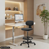 Svart WORK MF2 arbetsstol med fotring och hjul framför ett vitt skrivbord från hjh OFFICE (AI-genererad bild)