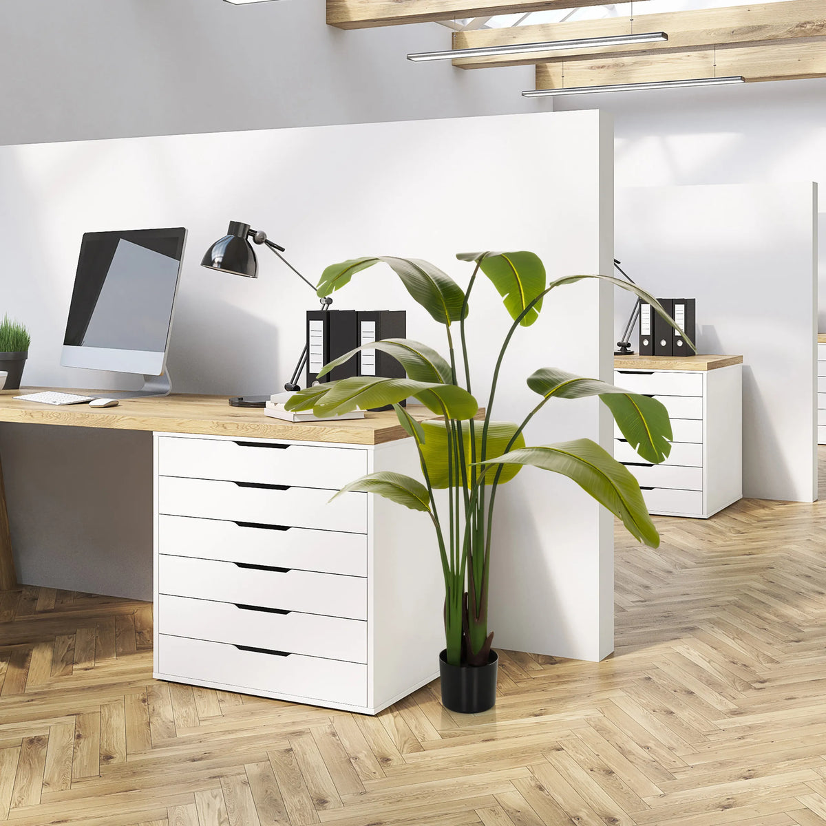 Grön konstgjord växt BANANE i en svart kruka på kontoret från hjh OFFICE