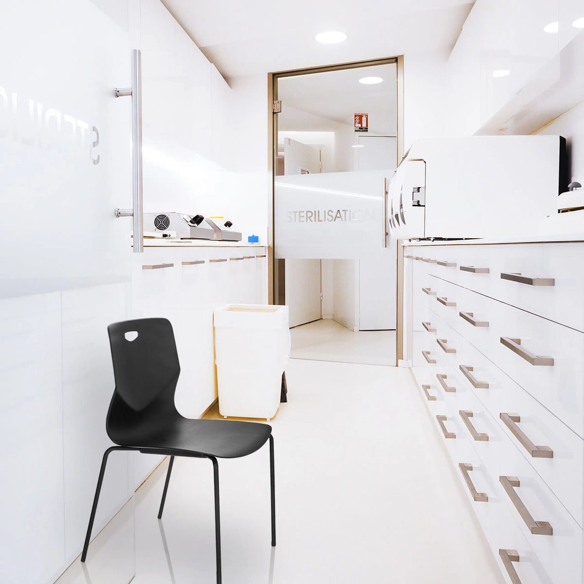 Svart fyrbent stol T36 V med minimalistiskt sitskal från hjh OFFICE