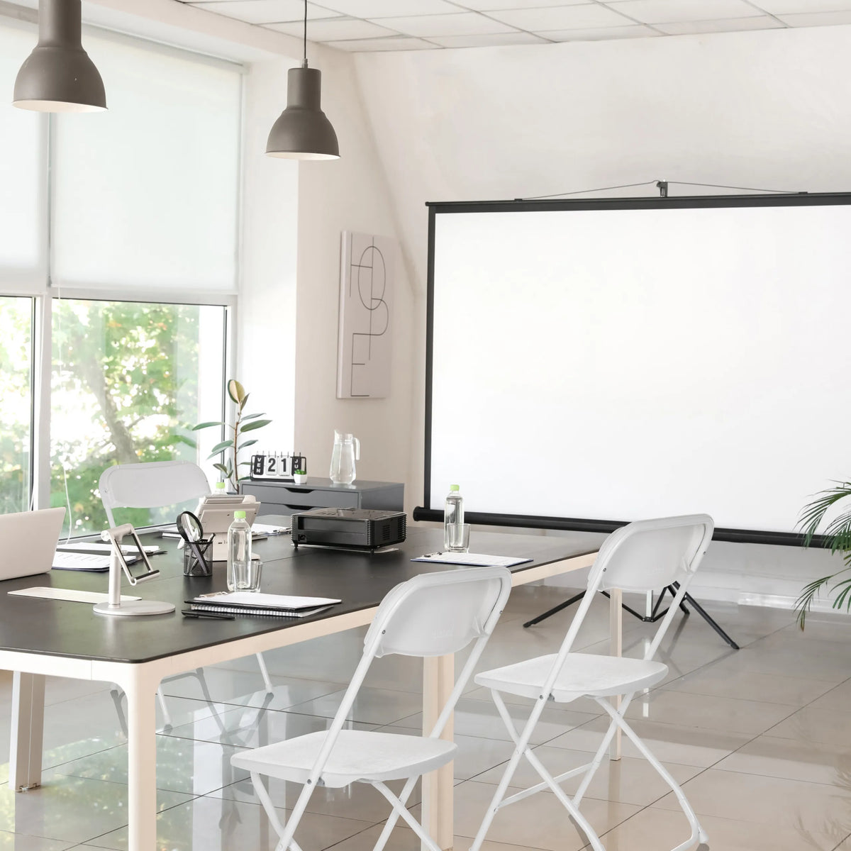 Vita utomhusstolar TUDELA XXL W i ett ljust konferensrum från hjh OFFICE