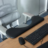 Svart RELEX RT2 armstöd på ett skrivbord bredvid ett tangentbord och en datormus från hjh OFFICE
