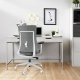 Grå Professionell kontorsstol COMFIO WP med vit ram och hjul framför ett skrivbord från hjh OFFICE