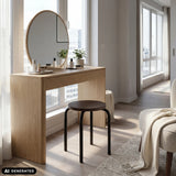 Sittpall ALRANDA i svart och valnöt framför ett sminkbord från hjh LIVING