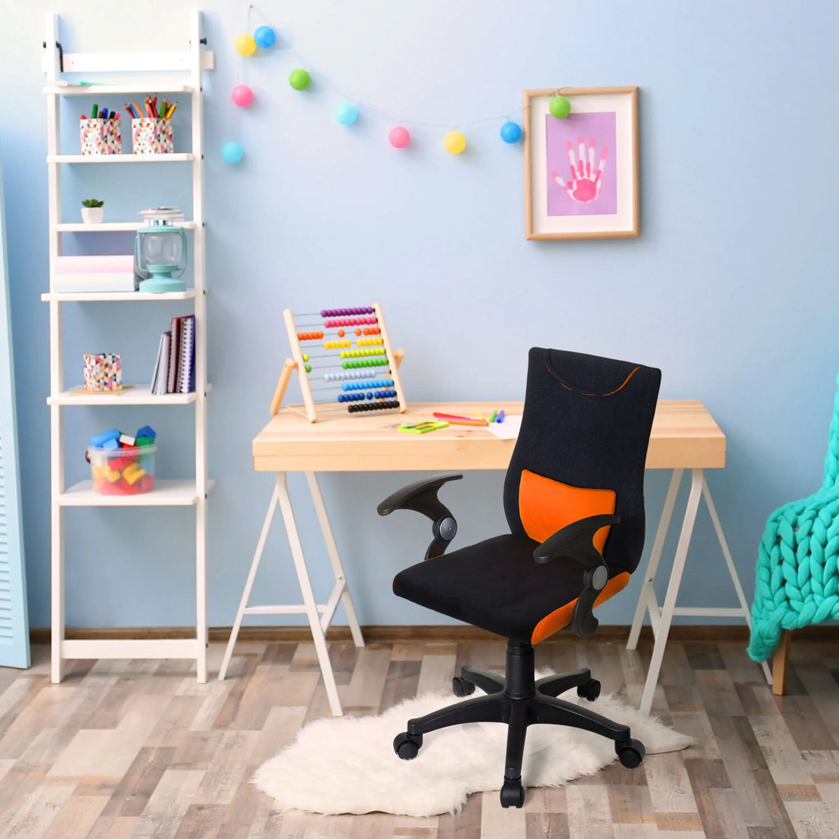 Snurrstol för barn KIDDY PRO AL i svart-orange med armstöd och hjul från hjh OFFICE