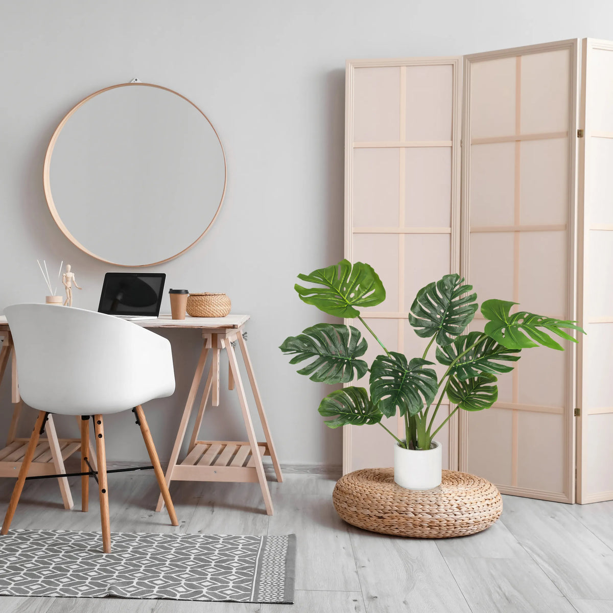 Grön konstgjorda växter MONSTERA I i en vit kruka på ett flätat podium från hjh OFFICE