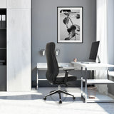 Professionell chefsfåtölj VITORO ECO i svart med högt ryggstöd och stjärnfot framför ett vitt skrivbord från hjh OFFICE